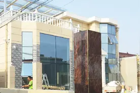 重钢也能建别墅？河北农村小伙40万建重钢别墅，配高端门全村羡慕