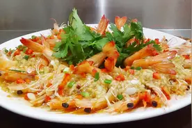 大厨教你在家做蒜蓉基围虾，太香了，美味又营养，看着都流口水！