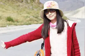 为什么川藏线的穷游女，搭便车时要竖起大拇指？原来有暗语！