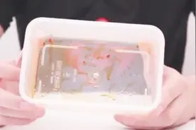 塑料饭盒沾上油污，怎么洗都油腻腻的！教你一招，洗完干净如新