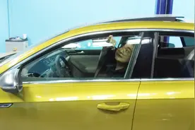 全新大众CC车窗防夹手功能测试 这次老师真用手指