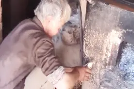 农村以前经常用大锅做饭，那铲下来的锅底灰到底有什么作用？视频封面