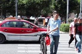 过斑马线时，车让人还是人让车？看看温州街头的司机是怎么做的吧