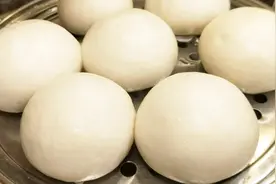 蒸馒头时，底下垫张玉米皮，蒸出来的馒头好吃还不粘！视频封面