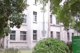 高龄老人爬楼难 老旧小区能否加装电梯？视频封面