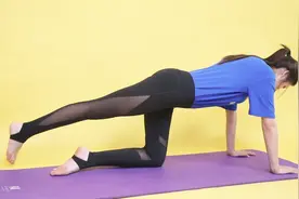 每天坚持趴在地上，腿左右摆动，瘦腿还丰臀视频封面