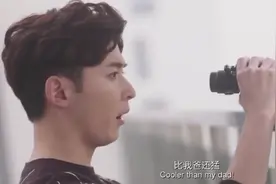 小伙拿着望远镜瞎玩，结果看到了劲爆东西，直呼：比我爸还猛视频封面