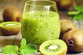 猕猴桃果汁制作全过程，教你一招，一杯只需40秒，你学会了吗？