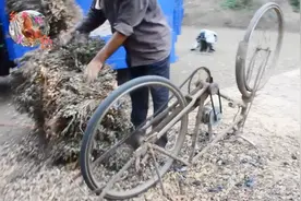 农村老大爷，用破自行车加旧洗衣机电机！自制摘花生神器