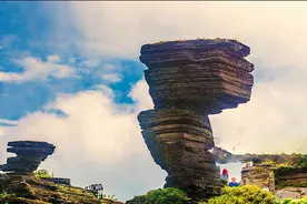 贵州梵净山景区游客量增多 天气多变需留意视频封面