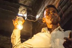 印度大叔奇特的能力，不仅不怕电还能以把电当食物视频封面