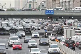 斑马线无灯 行人只能看机动车信号灯图片