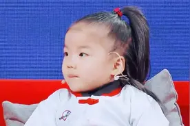 林秋楠妹妹对谢娜爱理不理，龙拳小子出场炫酷，会武功就是不一样