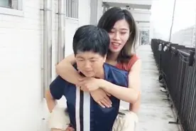 20岁女孩高位截瘫，60岁母亲每天背她上楼，她哭着说妈妈对不起