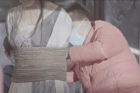 《影》拍摄花絮，捆绑演员的绳子，都是工作人员耐心绑上的