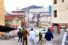 看看小日本迈着小短腿四处逃窜的样子，知道海啸来了怎么办吗？