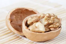 核桃好吃皮难剥，教你这个窍门，一把钥匙就能轻松打开视频封面