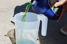 把防冻液灌入汽车油箱会发生什么？汽车还能运行吗？见识一下视频封面