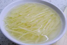 切完的土豆丝赶快放在这里面，土豆丝放多久都不变黑，快看看