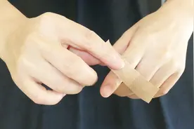 创口贴活动下就容易掉，教你一种贴法，非常的牢固
