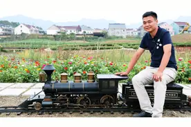 火车迷自掏300万，造迷你版蒸汽火车：1公斤煤跑2公里，可坐20人视频封面
