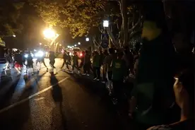 健身还是作秀？暴走团西湖景区放高音逆行走快车道 游客摇头：扰民视频封面