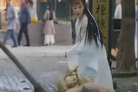 小姑娘上街买草药，闻到一股恶臭，揭开看大叫连连视频封面
