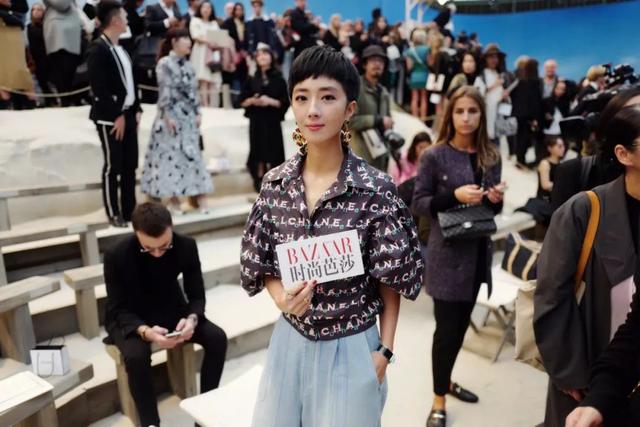 Chanel的包已满足不了我，从刚刚开始全世界女人都想穿它去踩沙滩