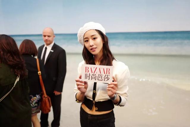 Chanel的包已满足不了我，从刚刚开始全世界女人都想穿它去踩沙滩