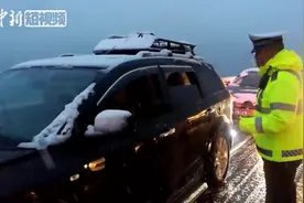 四川康定突降大雪通行受阻