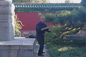 景点游客爆满，大爷人流中淡定打太极视频封面