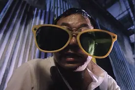 男子英雄救美，却被美女砸中头，有了超能力，经典香港喜剧电影视频封面