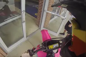 高中生的装逼作死！开摩托车进教学楼，结果被老师上门造访！视频封面