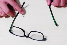眼镜腿断了不用去买新的，教你如何巧修复，简单实用又省钱