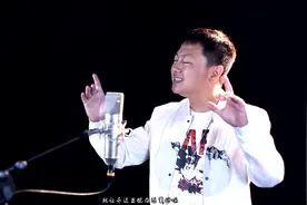 歌曲《紫色烟花》曲风则清秀婉转，以配合歌词含义非常好听！