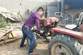 这农村小伙身体真棒，开四轮拖拉机不配电打火，坚持手摇启动视频封面