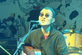 张尕怂原创方言歌曲《谈恋爱》很土，但很过瘾！