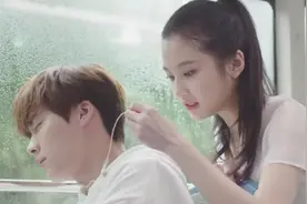 女孩故意弄掉男孩耳机，男孩也不识破，继续装睡，心里却偷着乐视频封面