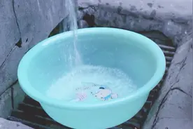 逃犯自首前最后一个请求，竟是让姐姐给自己洗一次脸视频封面