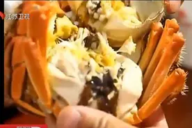 男子一顿吃十只螃蟹，饭后感觉肚子疼，医院一查吓一跳