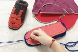 第一集，毛线拖鞋上鞋底，鞋面织好上鞋底，固定后跟鞋头开始缝