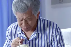 父亲装病住医院，儿子给送饭装太像，刚走老两口竟吃的狼吞虎咽视频封面