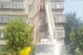 400斤男子发病被困四楼 消防出动吊车救援视频封面