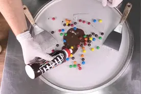 40块钱一包的m豆，牛人把它做成了巧克力牛奶冰淇淋！美味翻倍！