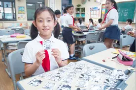 又是别人家的孩子！杭州小学生为全班师生画漫画肖像视频封面