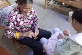 农村80岁老奶奶用桐油给新生婴儿烫肚脐，宝宝再也不哭不闹了