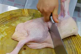 半只鸭子，一把香菇，厨师长做出浓香的香菇焖鸭，技巧秘诀全在这