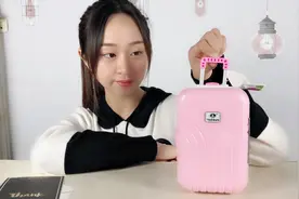 妹子试玩“迷你行李箱”，打开之后才发现，这是一个音乐盒视频封面