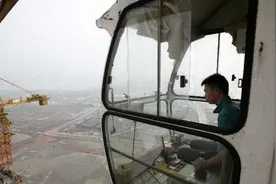 塔吊师傅上班时怎么上厕所，难道爬下来？