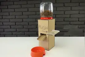 手工达人用纸板做了一台狗粮机，按一下就能落下适量狗粮，超实用